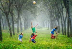 30 Topik Ngobrol Seru Dijamin Gak Bakal Garing [+CONTOH]