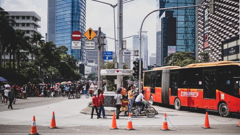 30 Topik Ngobrol Seru Dijamin Gak Bakal Garing [+CONTOH]